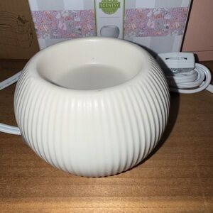 Scentsy White Fluted Ceramic Warmer